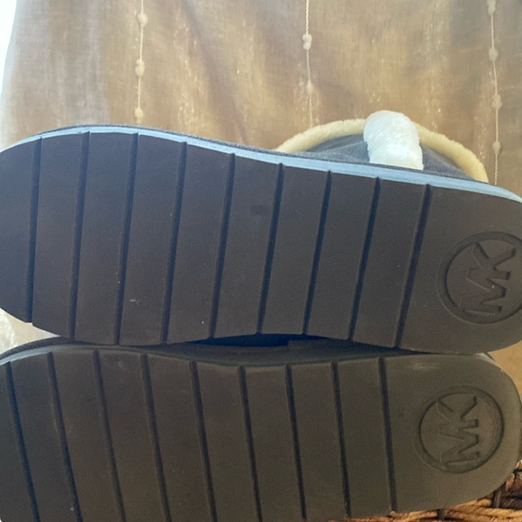 MK Ugg like Winter Boots - 10 - Picture 5 of 5
